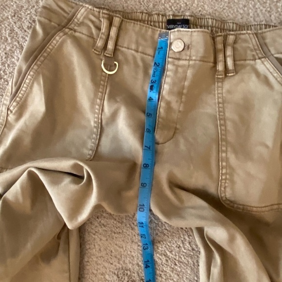 White House Black Market Curvy-Fit Soft Denim MidRise Skinny Jeans Beige 10 Long - Picture 9 of 13